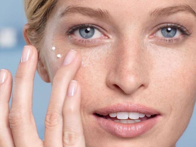 apply cream to rejuvenate the skin around the eyes
