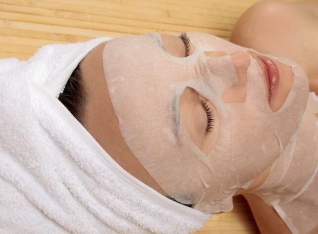 A rejuvenating compress will give the skin the necessary moisture. 