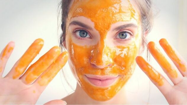 Honey-based mask that rejuvenates and nourishes the skin of the face