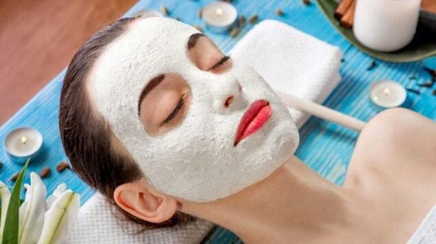 The white clay face mask cleanses and tightens the skin. 