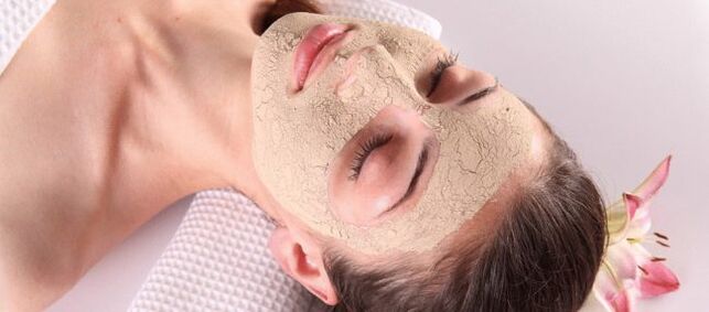 The yeast mask tightens the skin of the face and gives it a tone. 